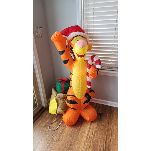 Vintage Winnie the Pooh Santa Tigger Christmas Blow Up Inflatable Decoration - Picture 1 of 6